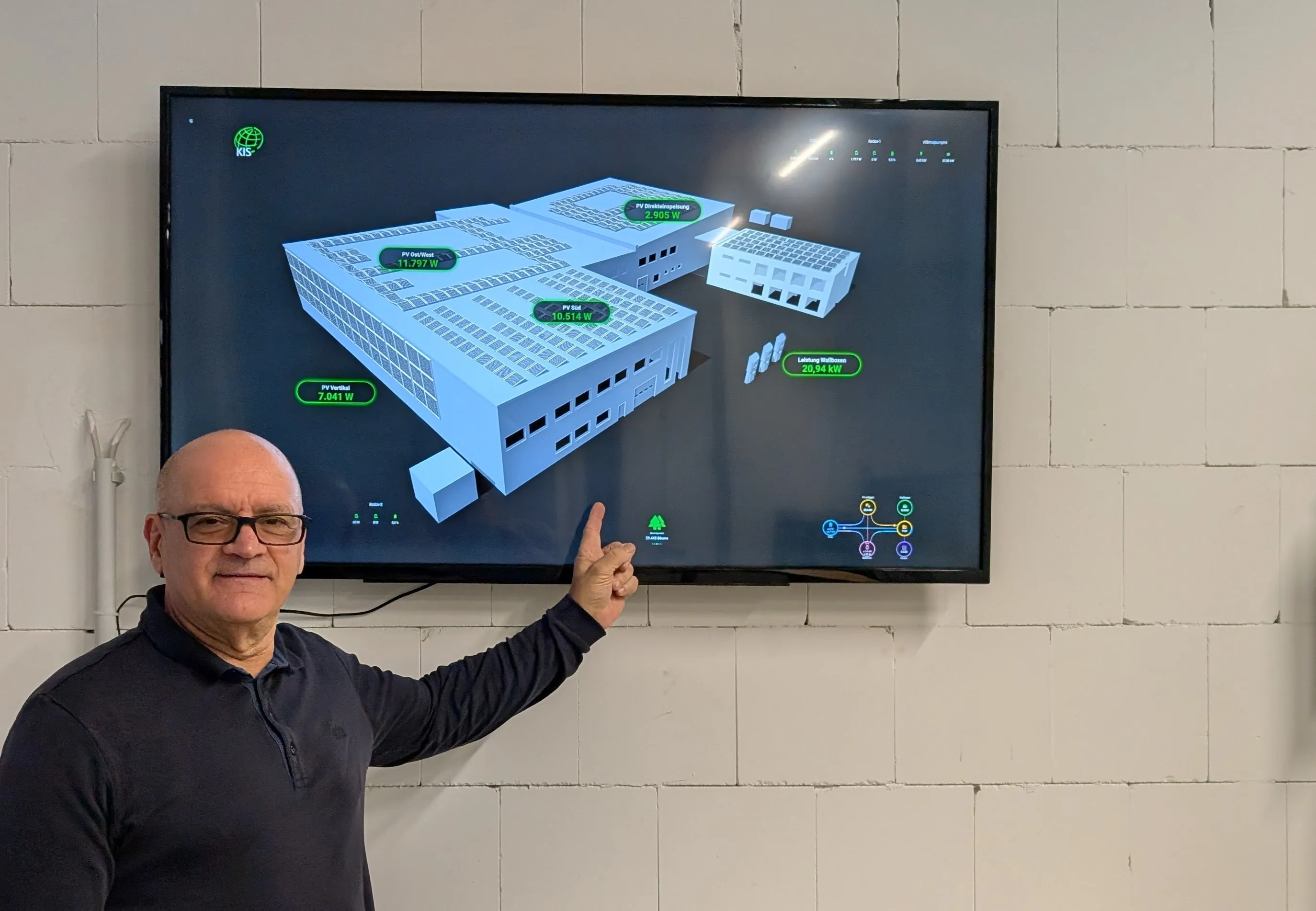Ralf Klette vor dem Visualisierungs-Dashboard
